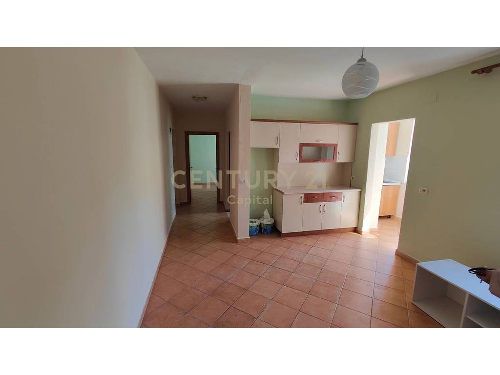 Japim me qera apartament per zyra te zona e  Shkolles se Baletit perballe Minibashkise Nr 2 !