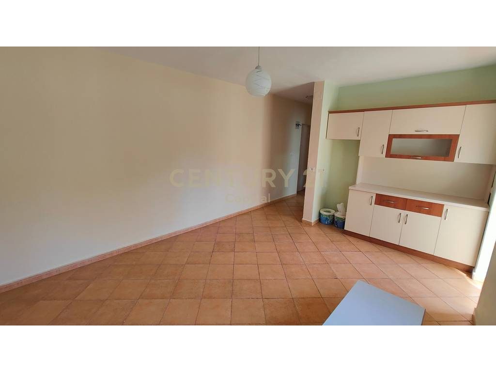 Japim me qera apartament per zyra te zona e  Shkolles se Baletit perballe Minibashkise Nr 2 !