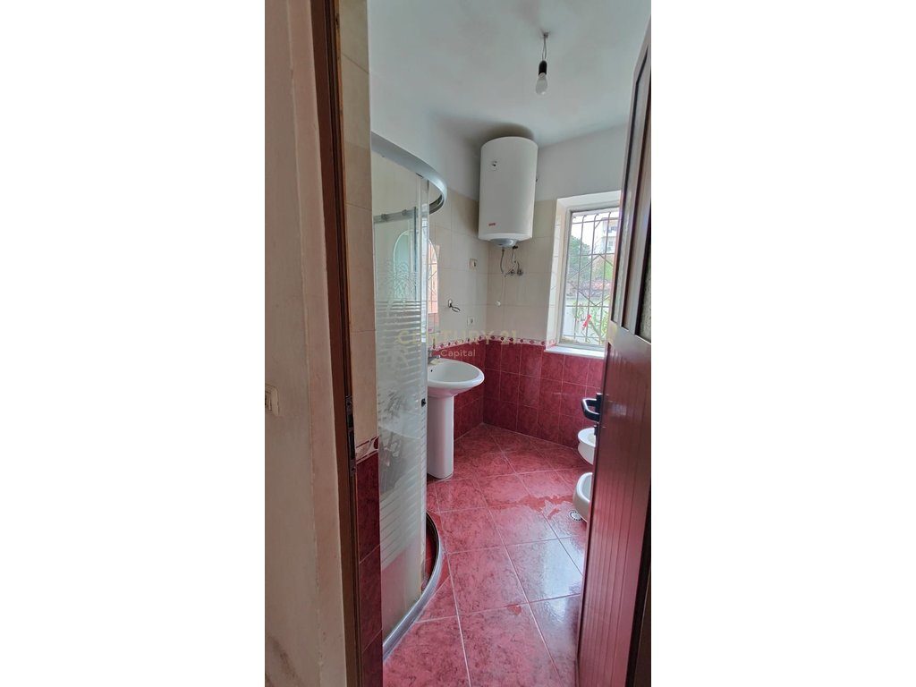Japim me qera apartament per zyra te zona e  Shkolles se Baletit perballe Minibashkise Nr 2 !