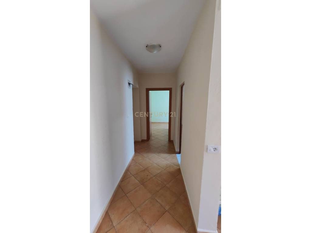 Japim me qera apartament per zyra te zona e  Shkolles se Baletit perballe Minibashkise Nr 2 !