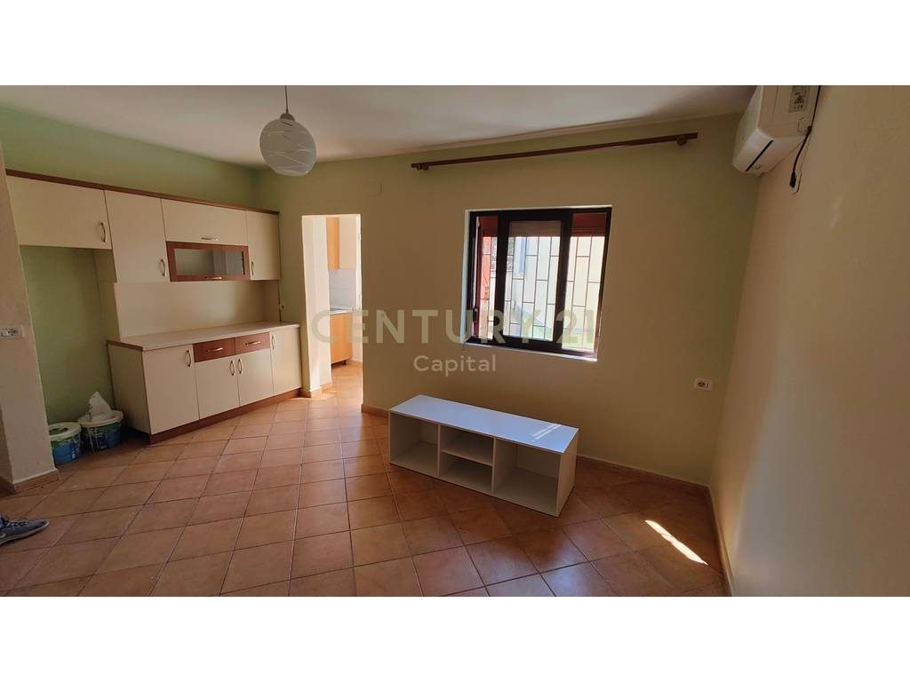 Japim me qera apartament per zyra te zona e  Shkolles se Baletit perballe Minibashkise Nr 2 !