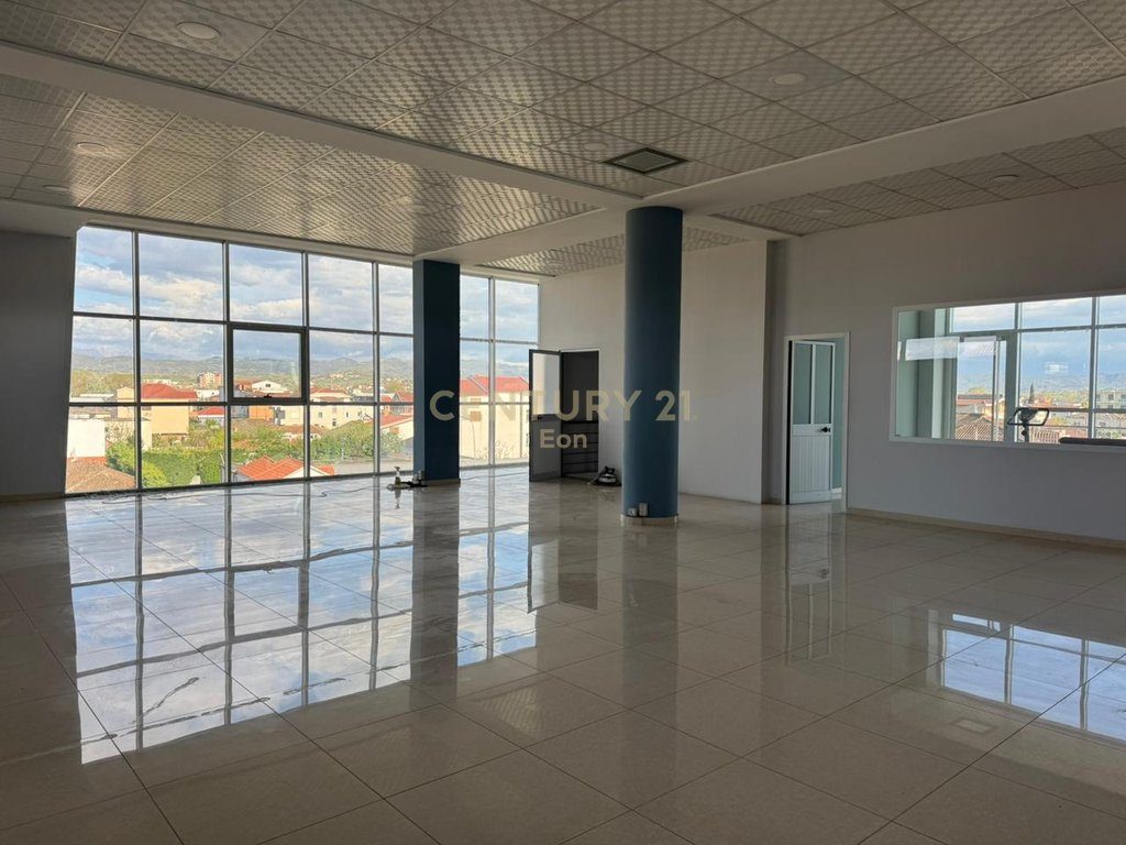 Hapësirë multifunksionale me qira në Shijak, Durres !