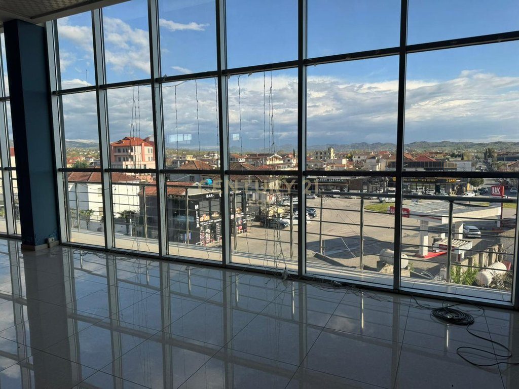 Hapësirë multifunksionale me qira në Shijak, Durres !