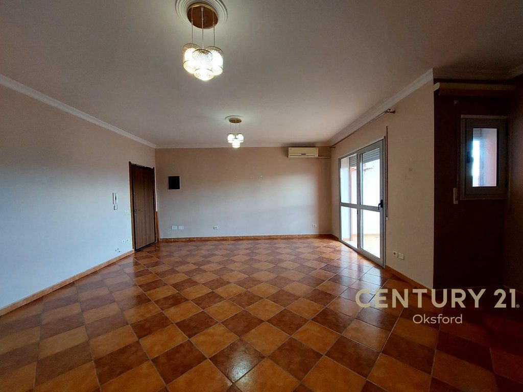 SHITET APARTAMENT 2+1 NE VLORE PRANE BIBLIOTEKES