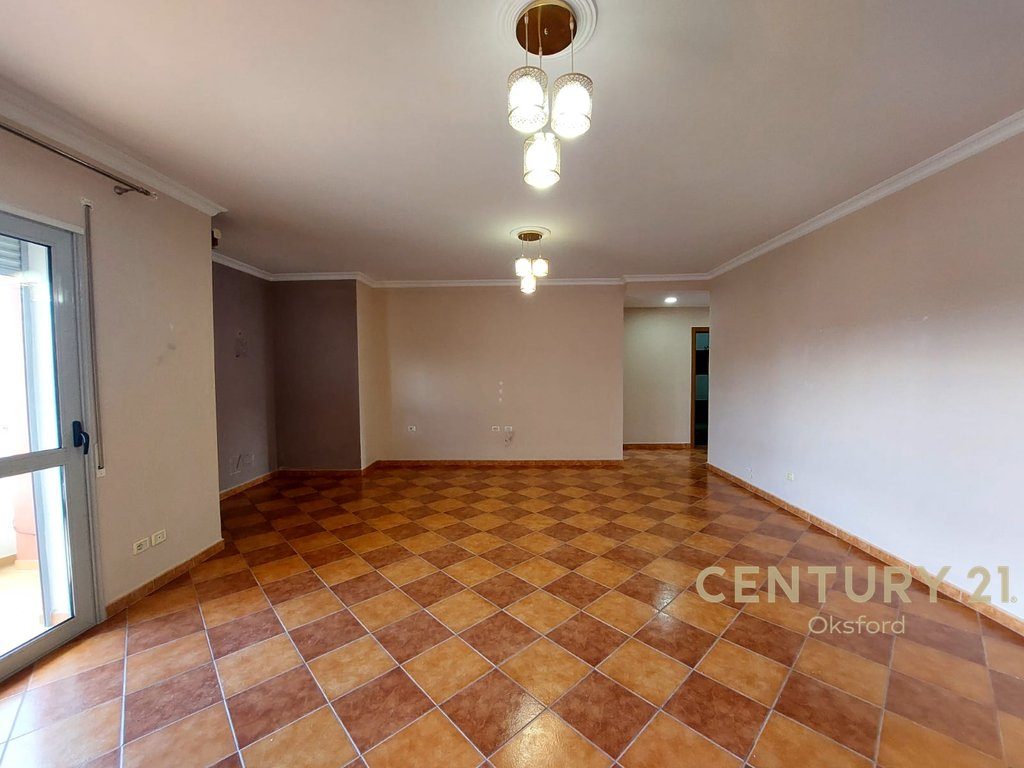 SHITET APARTAMENT 2+1 NE VLORE PRANE BIBLIOTEKES