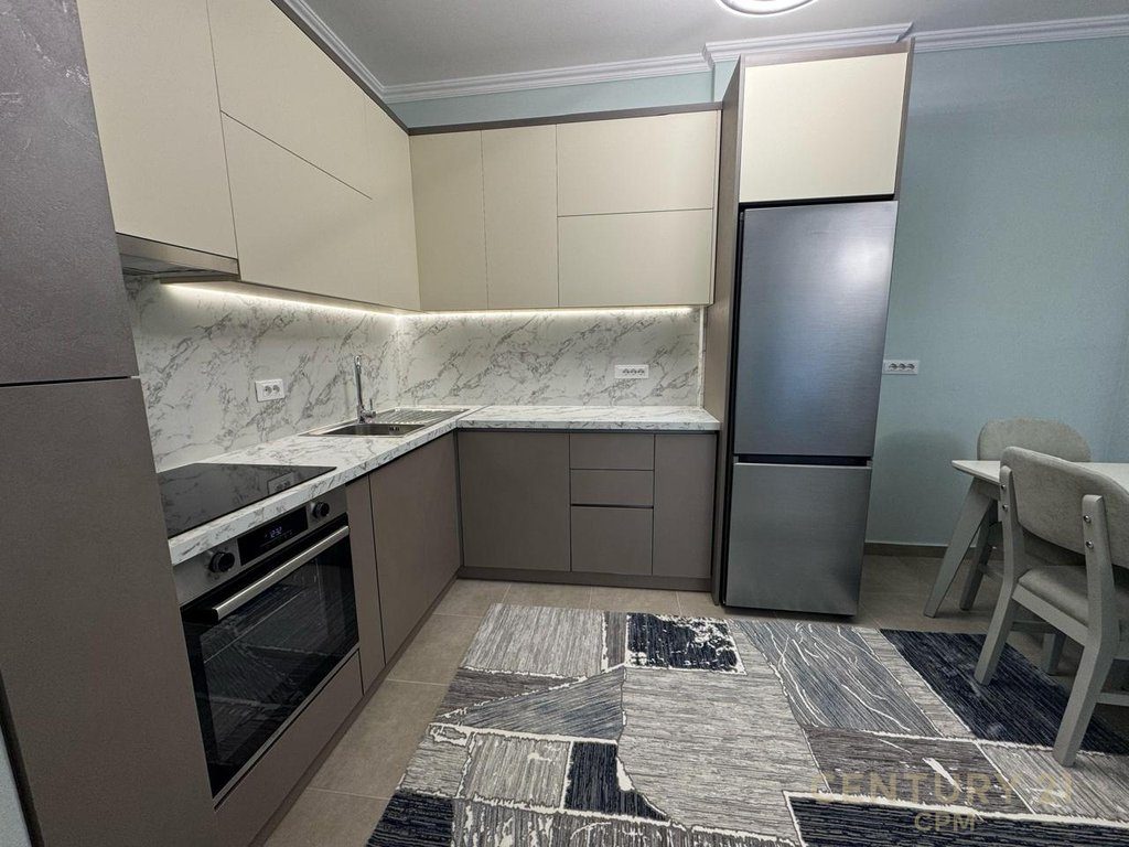 Super Apartament 2+1+2, prane Statcionit te Trenit,  fillimi Bulevardit te Ri!