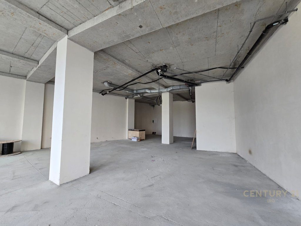 JEPET ME QIRA NJESI KOMERCIALE ME 2 POST PARKIMI, KATI PERDHE TEK LAKE VIEW !!