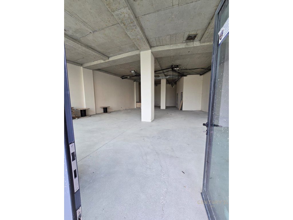 JEPET ME QIRA NJESI KOMERCIALE ME 2 POST PARKIMI, KATI PERDHE TEK LAKE VIEW !!