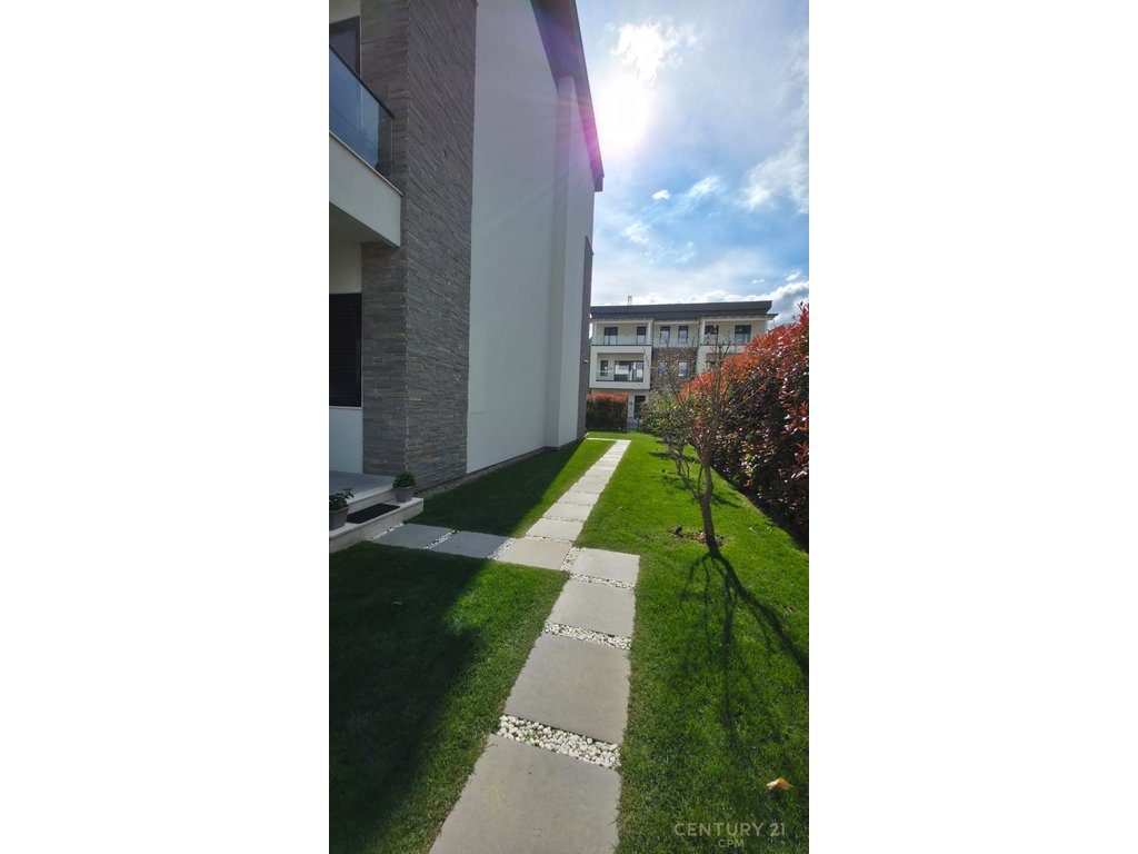 Triplex + 4Poste parkimi në shitje tek Liqeni i Thatë