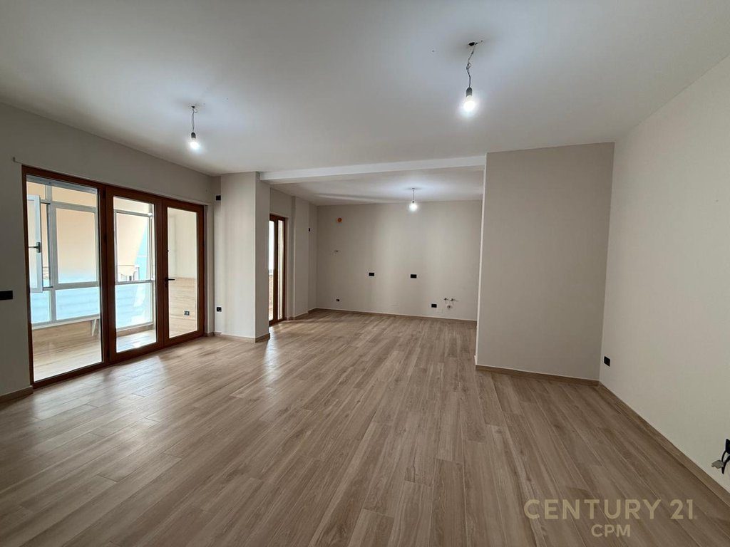 ZYRE PER QIRA 138 M2 TE GARDA, 4 AMBIENTE + POST PARKIMI