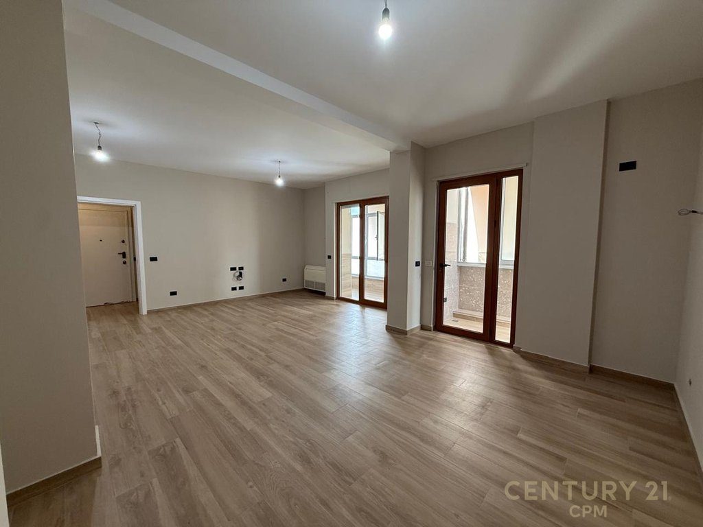 ZYRE PER QIRA 138 M2 TE GARDA, 4 AMBIENTE + POST PARKIMI