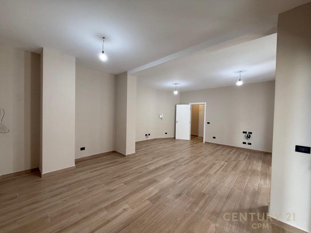 ZYRE PER QIRA 138 M2 TE GARDA, 4 AMBIENTE + POST PARKIMI