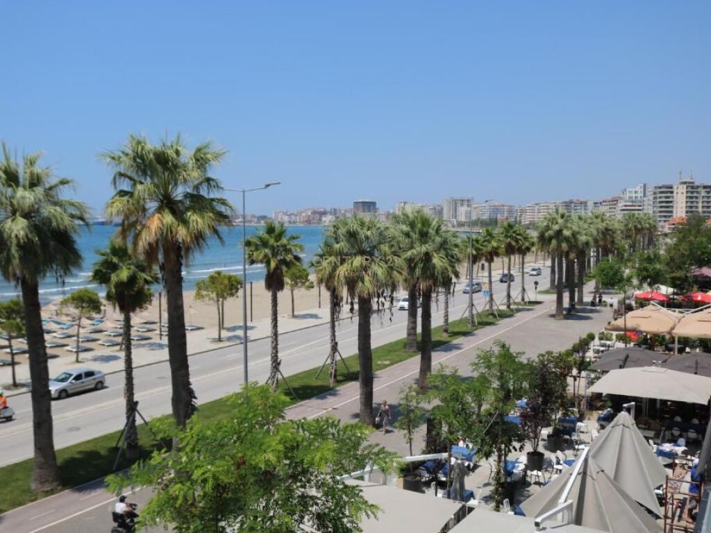 SHESIM NJËSI KOMERCIALE  NË LUNGOMARE VLORË !!!