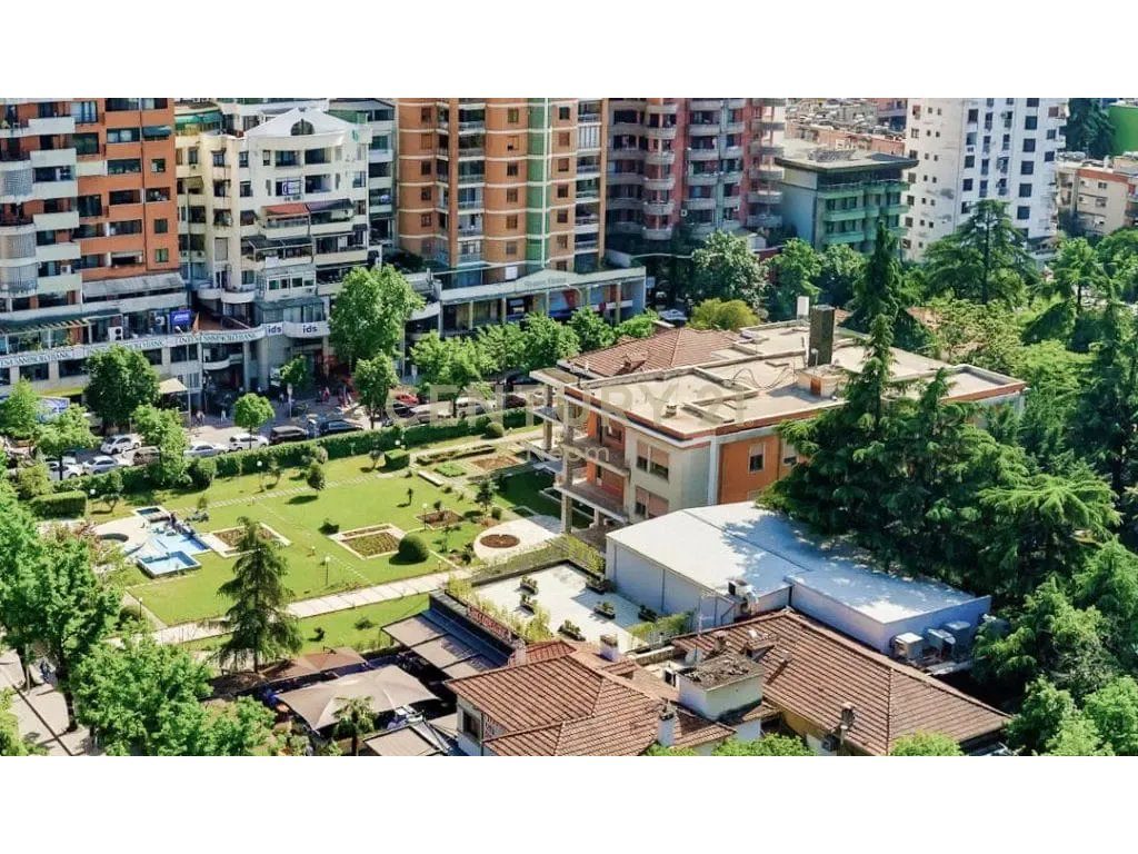 AMBIENT KOMERCIAL PËR QIRA - 200m², NË ZEMËR TË BLLOKUT!