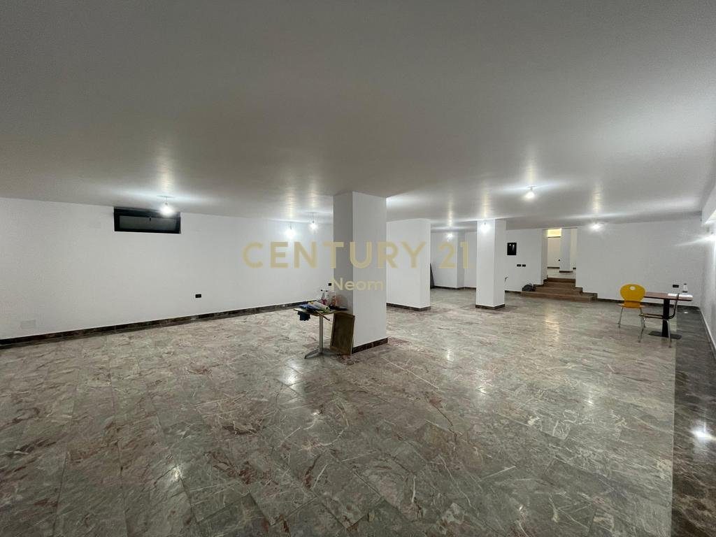 AMBIENT KOMERCIAL PËR QIRA - 200m², NË ZEMËR TË BLLOKUT!
