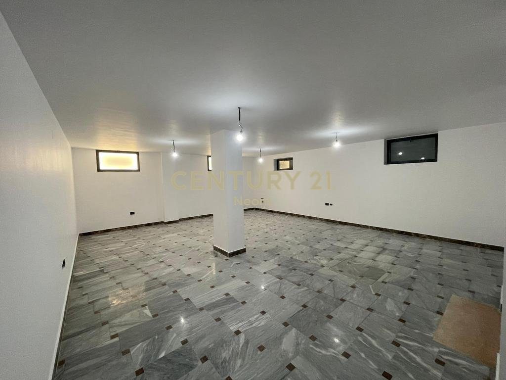 AMBIENT KOMERCIAL PËR QIRA - 200m², NË ZEMËR TË BLLOKUT!