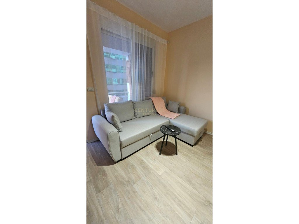JAPIM ME QIRA  APARTAMENT 1+1 TE USLUGA !