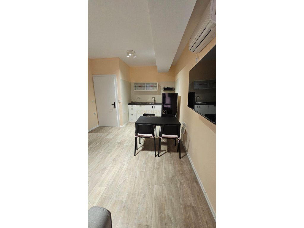 JAPIM ME QIRA  APARTAMENT 1+1 TE USLUGA !