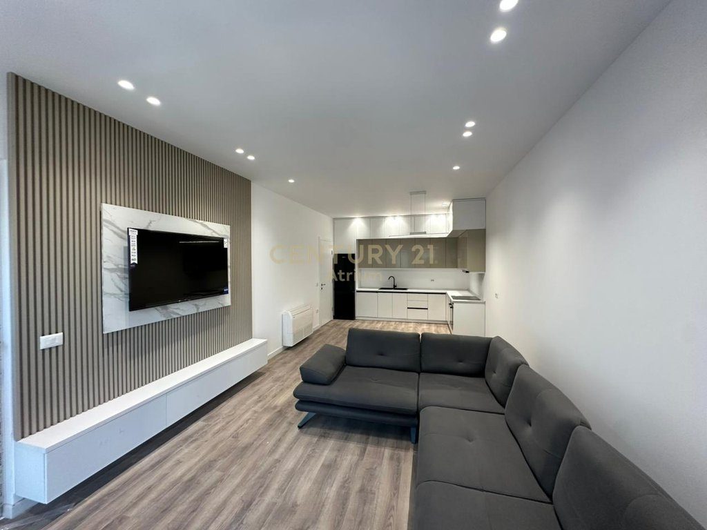 JEPET ME QERA  APARTAMENT  1 + 1 TEK EMERALD CENTER RRUGA 5 MAJI !