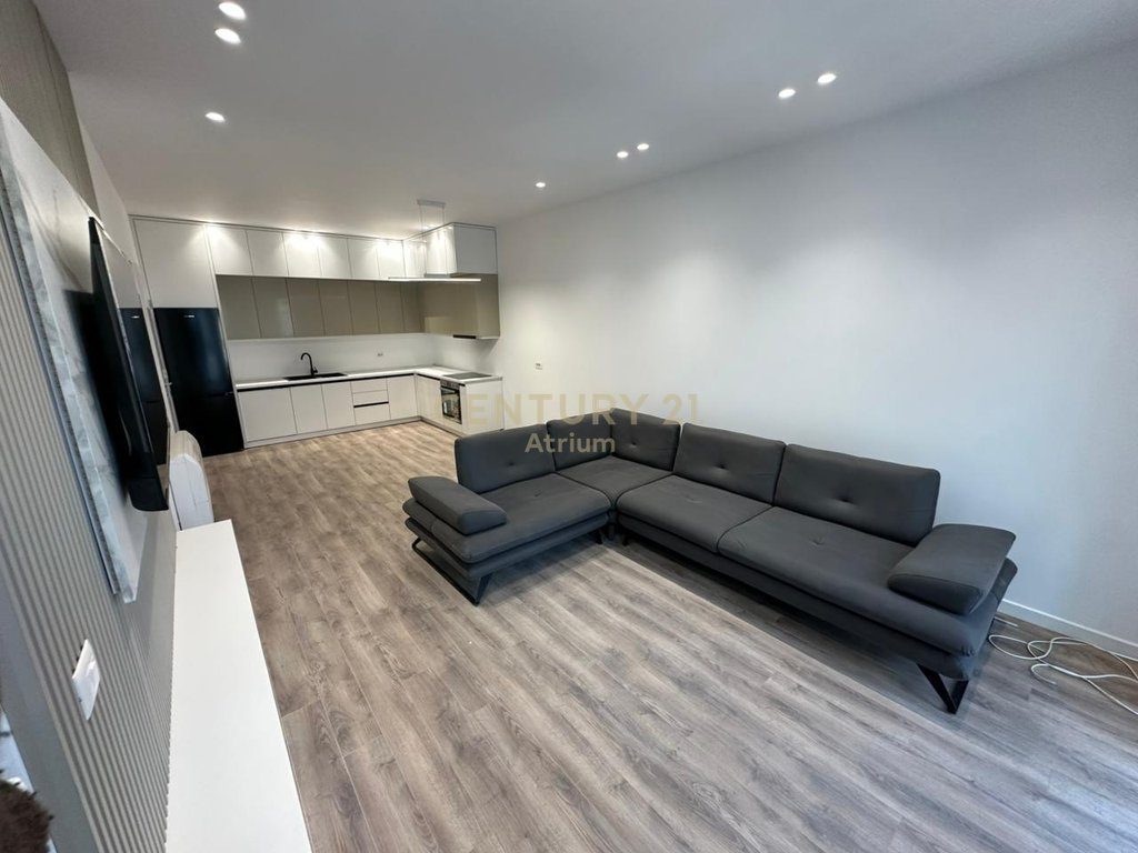 JEPET ME QERA  APARTAMENT  1 + 1 TEK EMERALD CENTER RRUGA 5 MAJI !