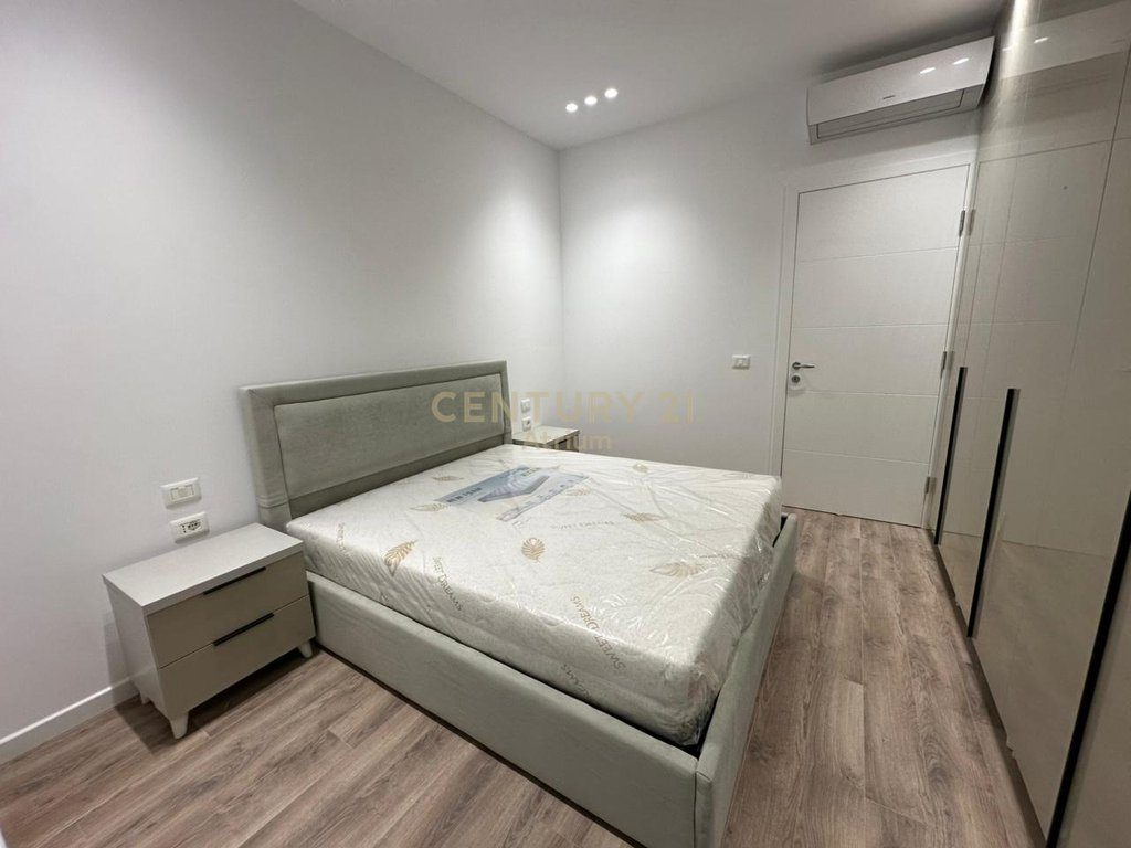 JEPET ME QERA  APARTAMENT  1 + 1 TEK EMERALD CENTER RRUGA 5 MAJI !