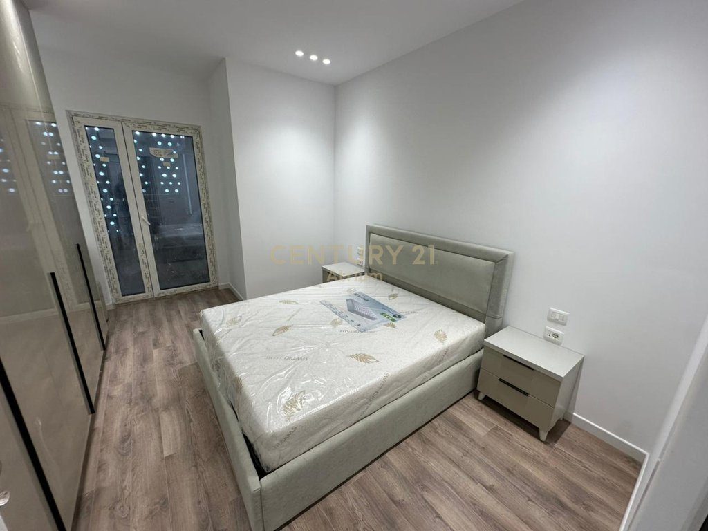 JEPET ME QERA  APARTAMENT  1 + 1 TEK EMERALD CENTER RRUGA 5 MAJI !