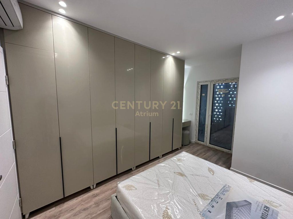 JEPET ME QERA  APARTAMENT  1 + 1 TEK EMERALD CENTER RRUGA 5 MAJI !