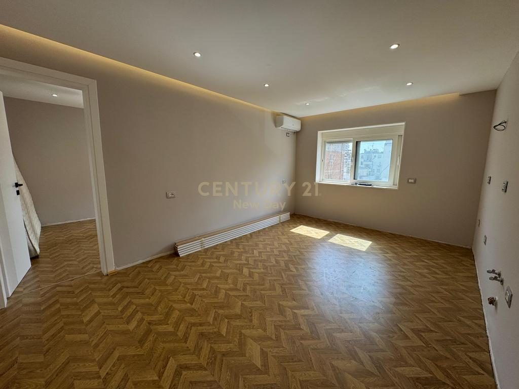 Shitet Apartament 2+1 prane Qendres Shendetesore  lagjia 12.