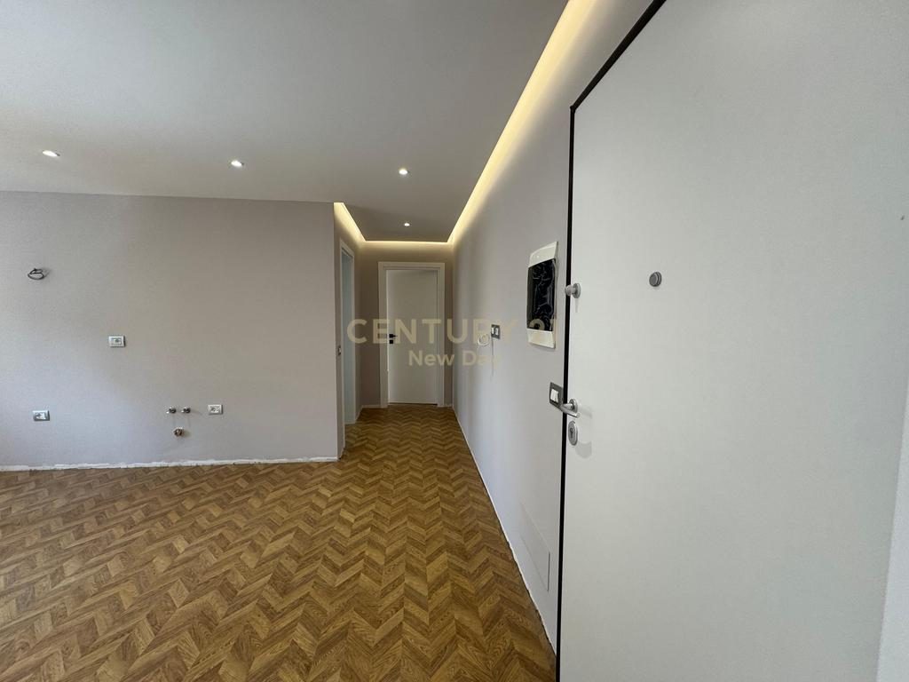Shitet Apartament 2+1 prane Qendres Shendetesore  lagjia 12.