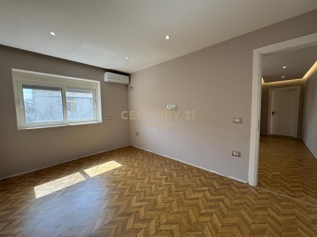 Shitet Apartament 2+1 prane Qendres Shendetesore  lagjia 12.