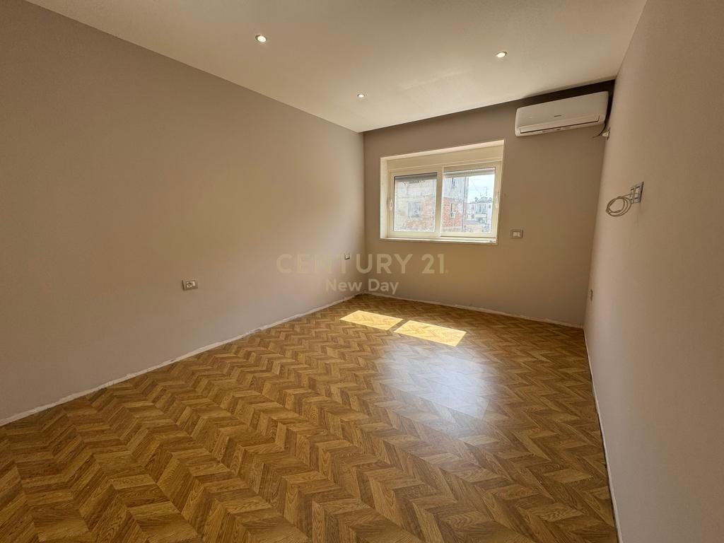 Shitet Apartament 2+1 prane Qendres Shendetesore  lagjia 12.