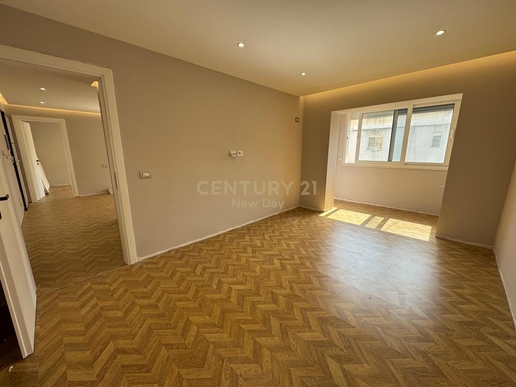 Shitet Apartament 2+1 prane Qendres Shendetesore  lagjia 12.