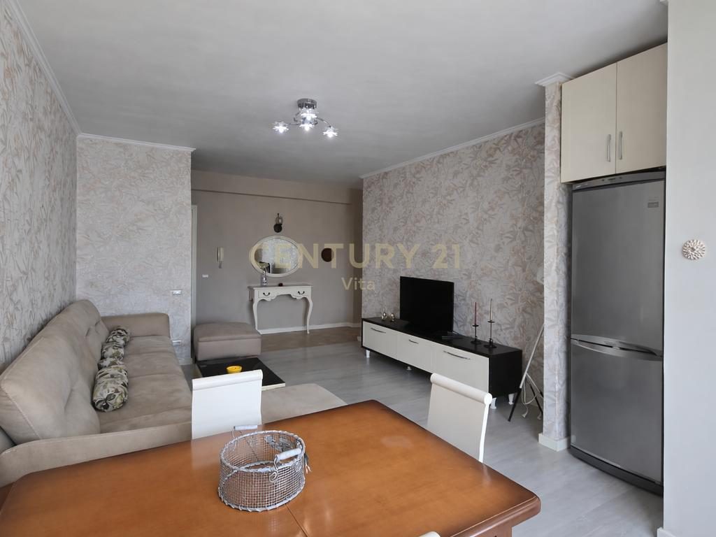 Shitet  Apartament  2+1  pranë Markatës së Fruta-Perimeve , Durres !!