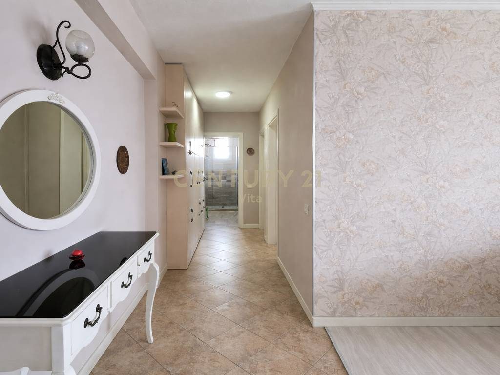 Shitet  Apartament  2+1  pranë Markatës së Fruta-Perimeve , Durres !!