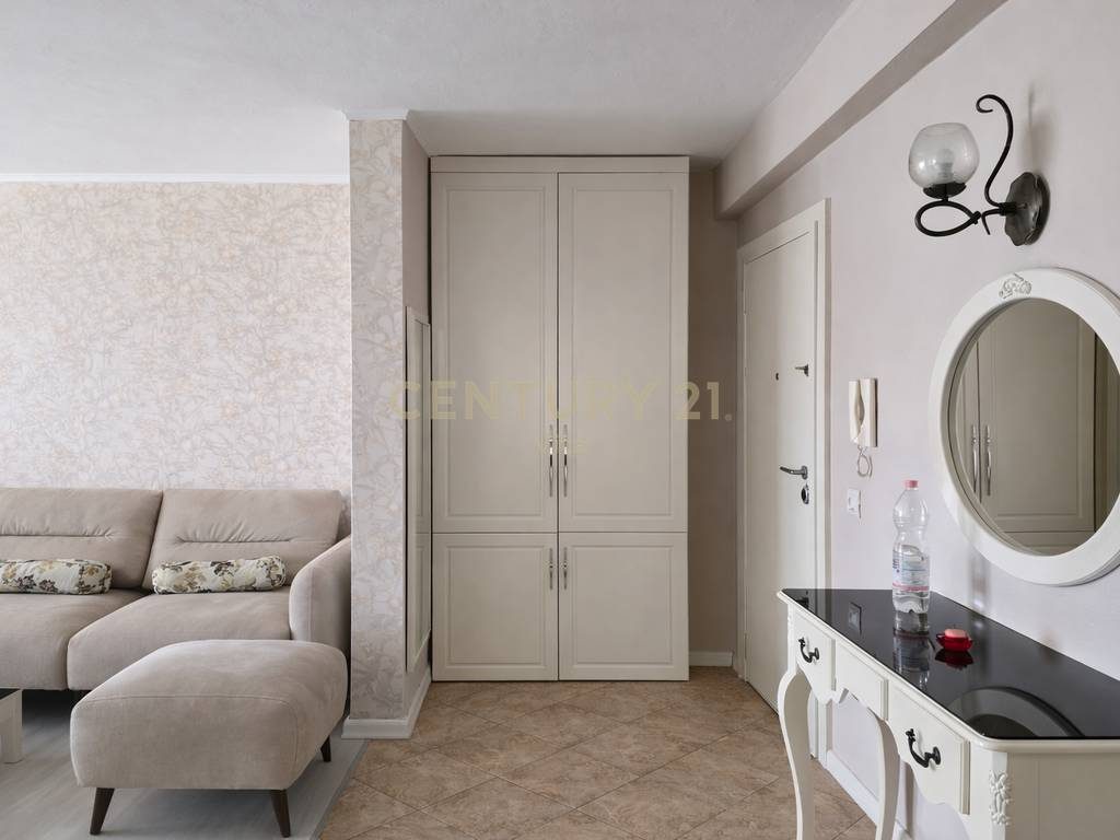 Shitet  Apartament  2+1  pranë Markatës së Fruta-Perimeve , Durres !!