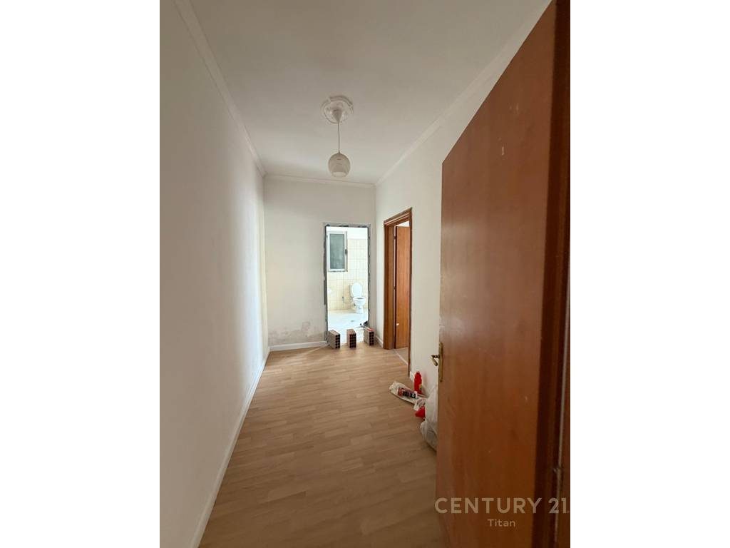 Shitet apartament 1+1 ne Fresk
