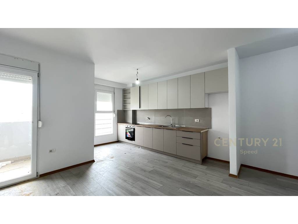 Apartament 2+1 Ne Rrugen 5 Maji per Qira