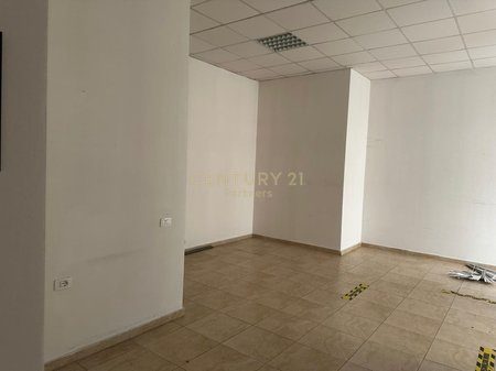 Ambient komercial me qira, rruga Frosina Plaku