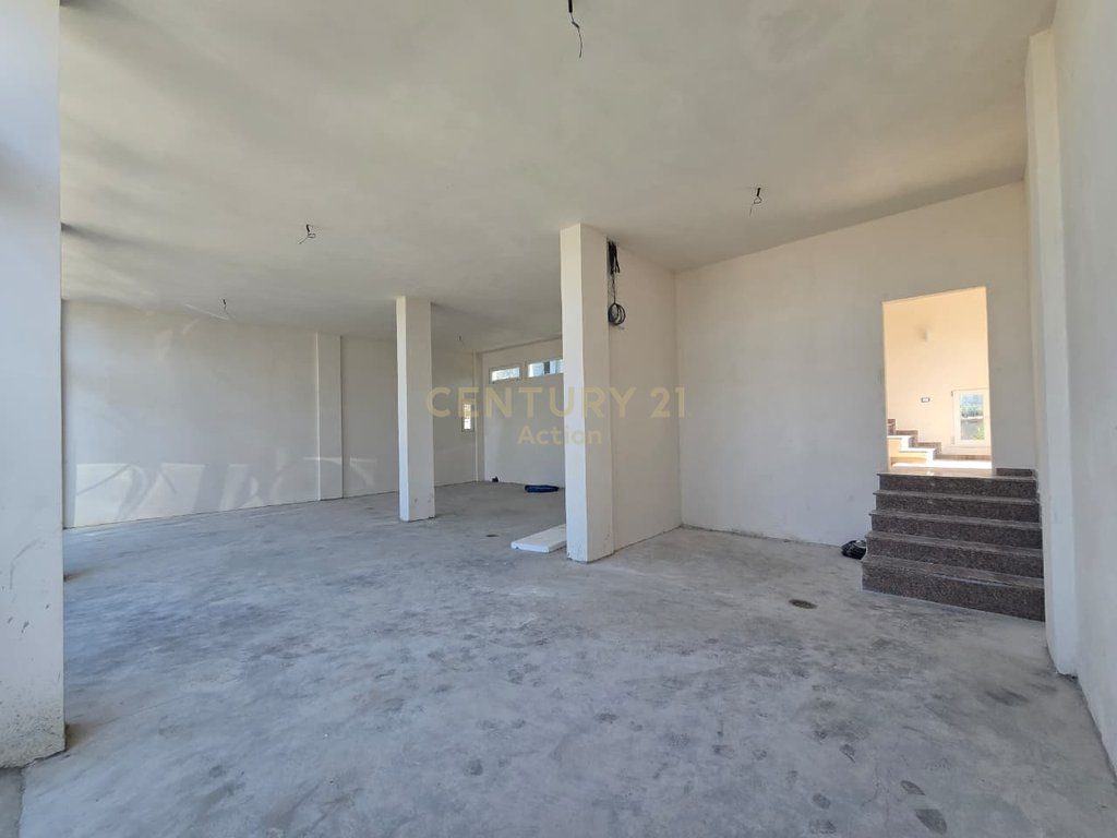 Ambient Komercial  Me Qira në Kamez Qender, Tiranë – 1,000.00€ | 124 m²