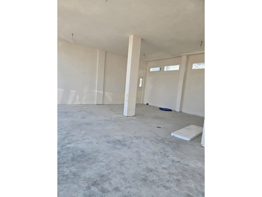 Ambient Komercial  Me Qira në Kamez Qender, Tiranë – 1,000.00€ | 124 m²