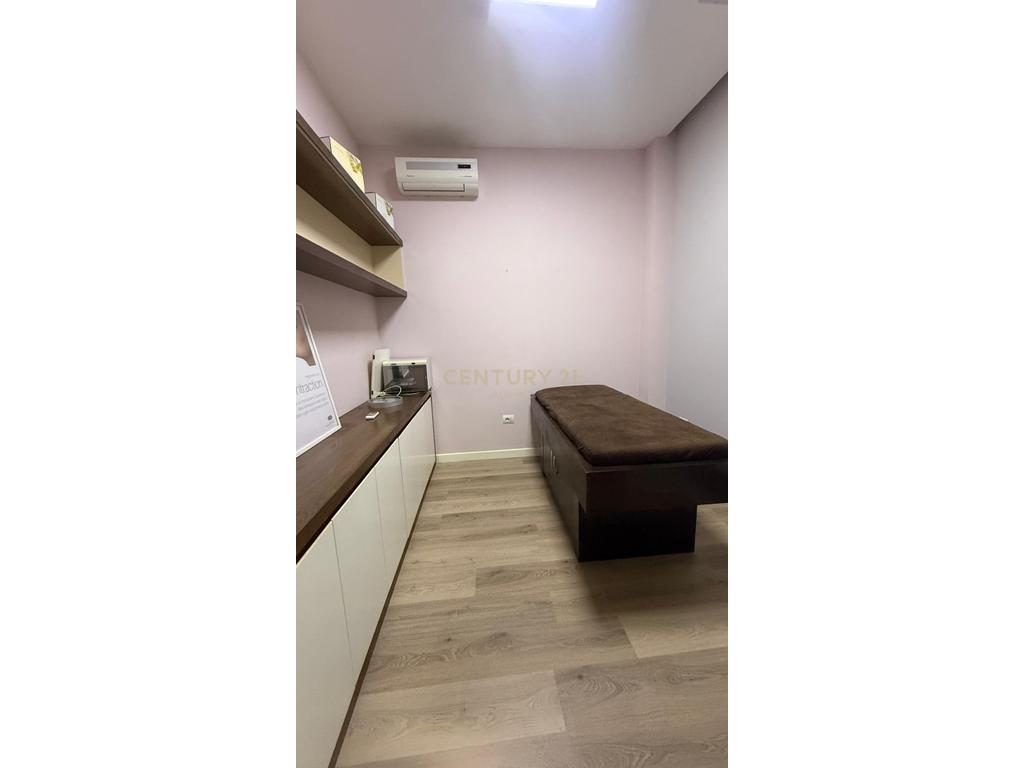 Parukeri  3+1 e Gatshme për Punë me Qera të Rrota e Kuqe, Durres!