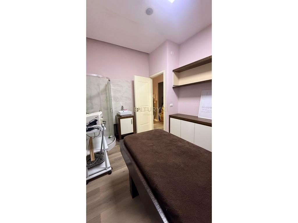 Parukeri  3+1 e Gatshme për Punë me Qera të Rrota e Kuqe, Durres!