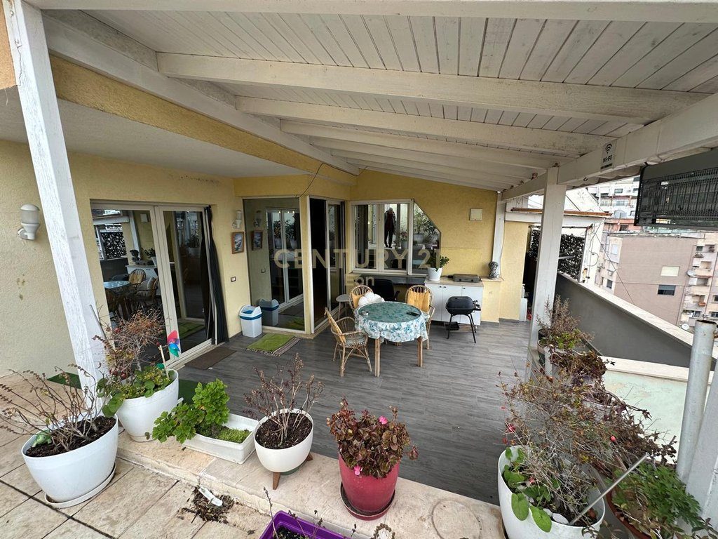JAPIM ME QIRA APARTAMENT 3+1+2 ME PAMJE DETI NE VOLLGA DURRES !