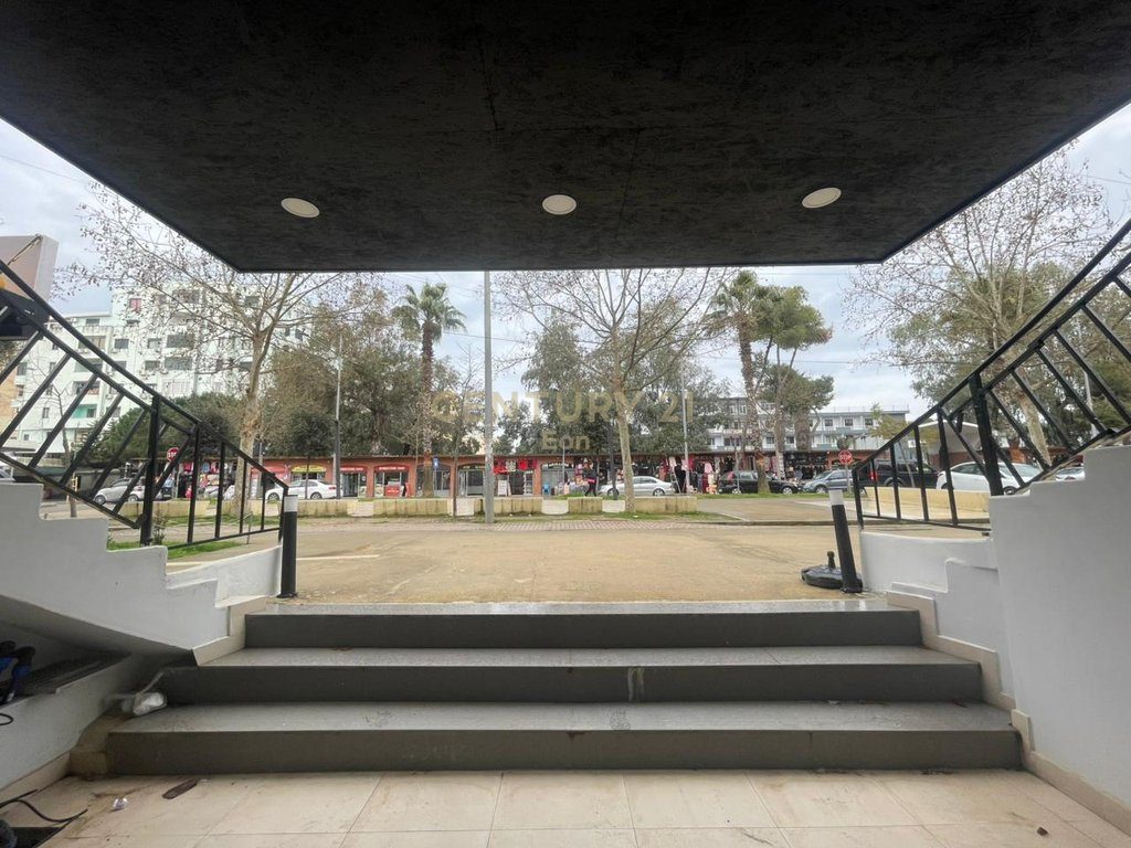 Dyqan Në Shitje në Plazh Rruge ne Kryesore, Durrës !