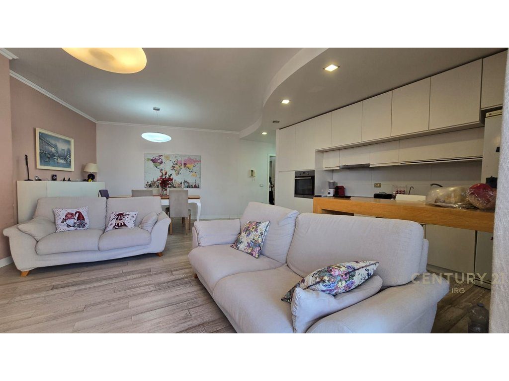 Shitet Apartament 3+1+2+poste parkimi te Rruga Peti  !!