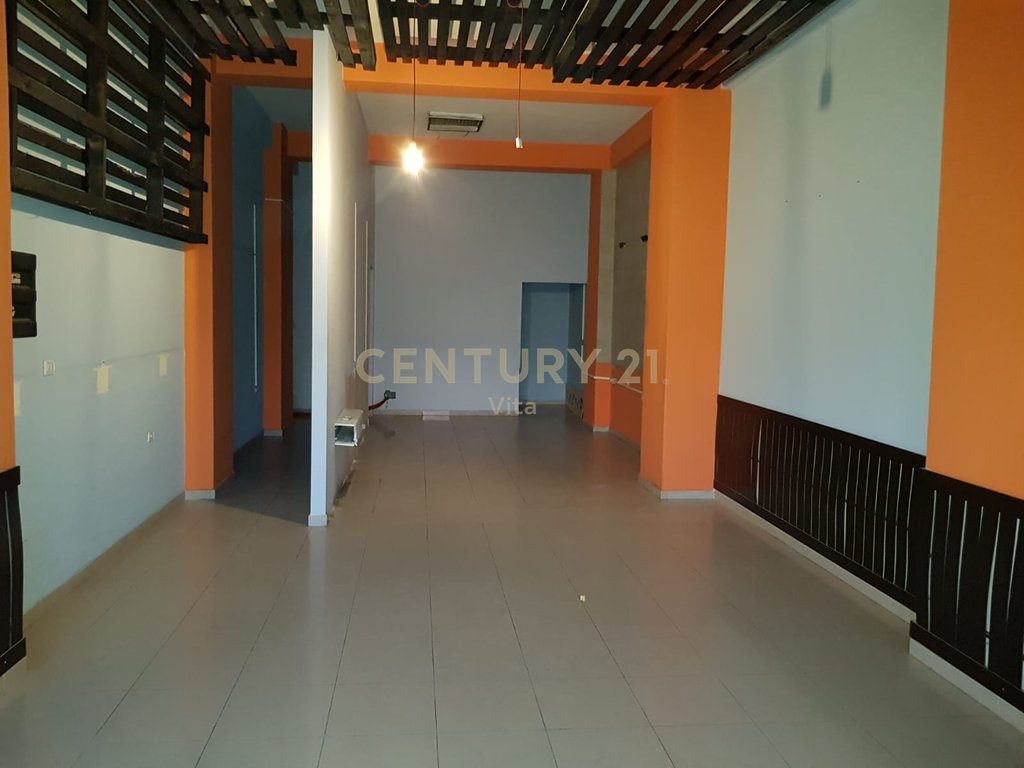 Ambient Komercial për Shitje në Currila, Durrës, Pranë Rrugës Kryesore !