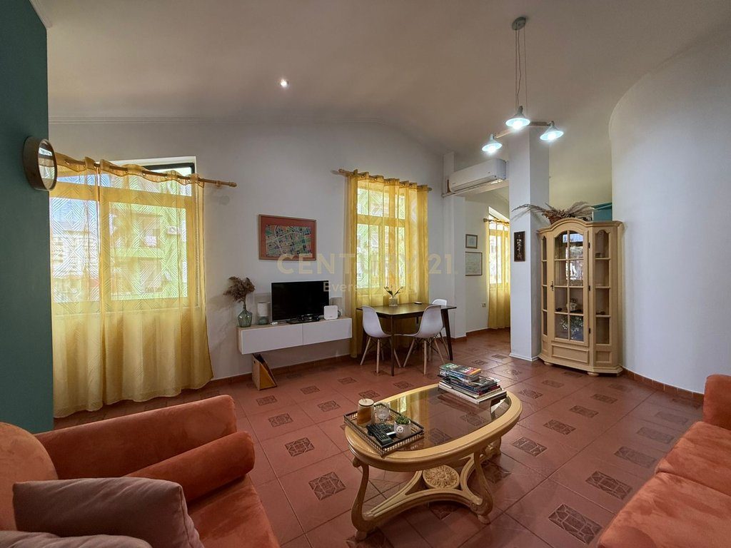 Shitet Apartament 2+1 ne Bllok (Juvenilja)