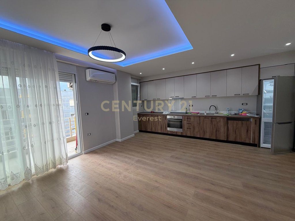 SHKOZE, APARTAMENT 2+1 PER QIRA