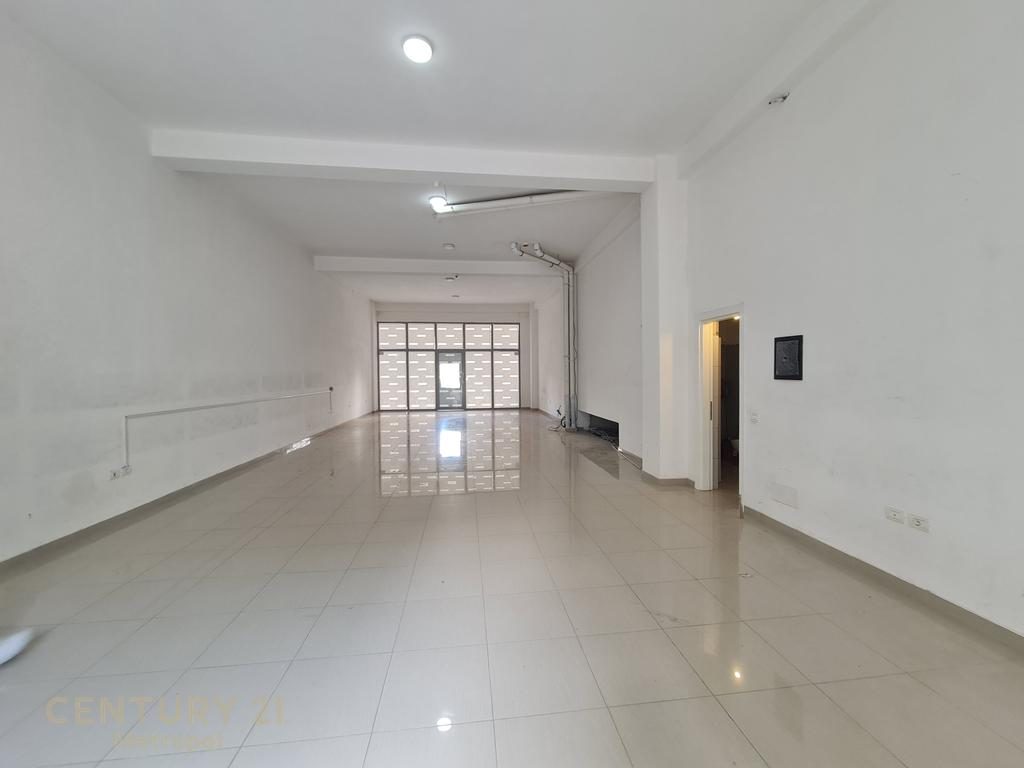 Jepet me Qira Njësi Shërbimi, pranë Rrugës Komuna e Parisit!