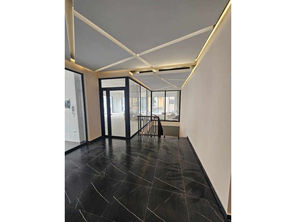 Ambjent Komercial për Qira – Buzë Rruge Kryesore, shumë pranë Qendrës së Tiranës- 366 m2